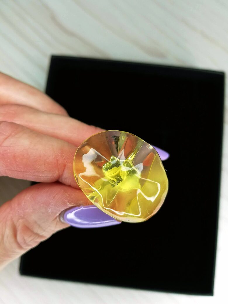 Natūralios spalvos Baltijos gintaro žiedas su debesėliu